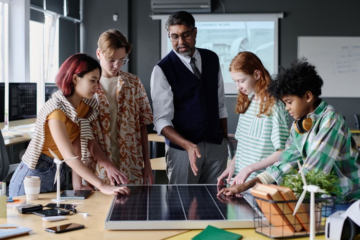 Ilumina el regreso a clases con energía solar: Beneficios claves para escuelas e institutos